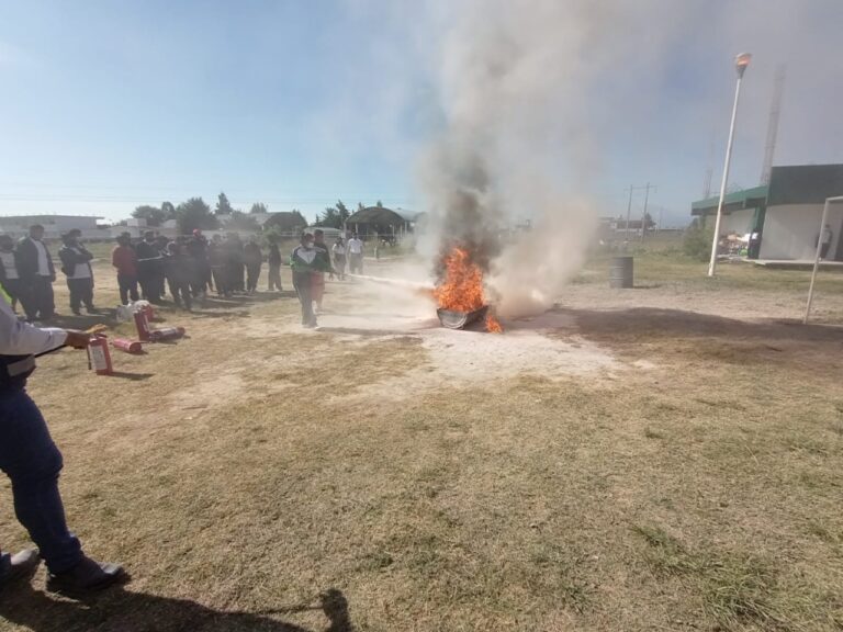 Capacita CEPC a docentes y alumnos del CECyTE sobre uso y manejo de extintores