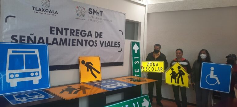 Entrega SMyT señalamientos viales a CECyTE 31 de Papalotla