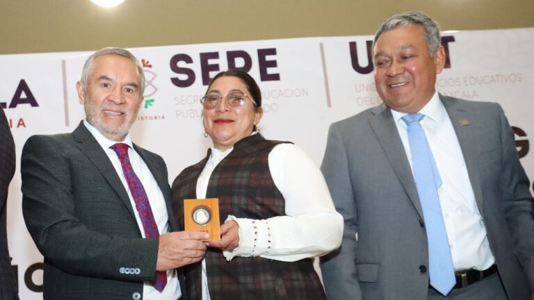 Entrega Gobierno 231 Medallas «Leonarda Gómez Blanco» por 30 Años de Servicio Docente