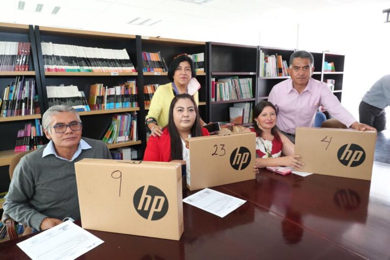 Entrega SEPE computadoras a maestros de las Usaer