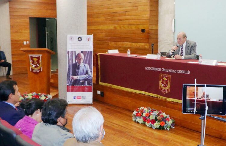 23 Disertó en la UATx el connotado jurista Eugenio Raúl Zaffaroni