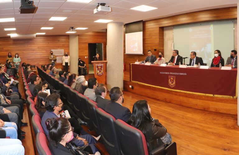 Vincula UATx a egresados y empleadores