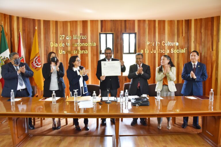 Distingue UATx a exrector por sus aportaciones académicas