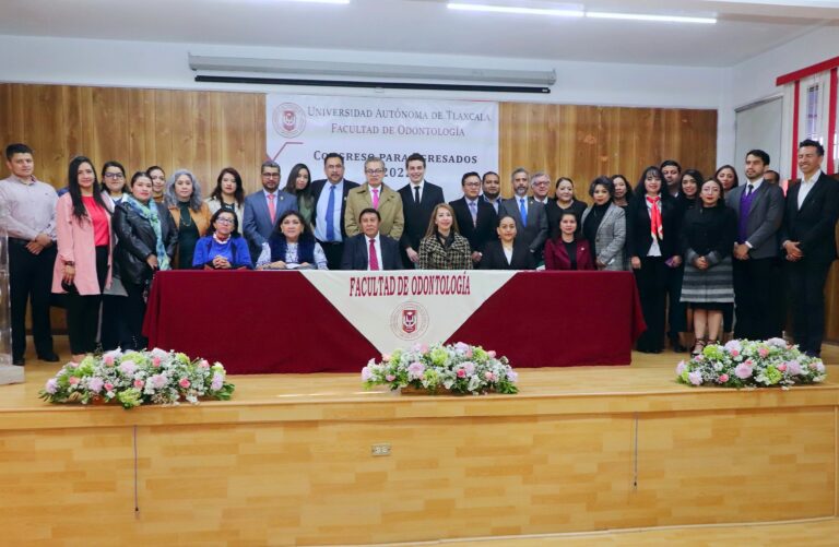 Contribuye UATx a la profesionalización constante de egresados