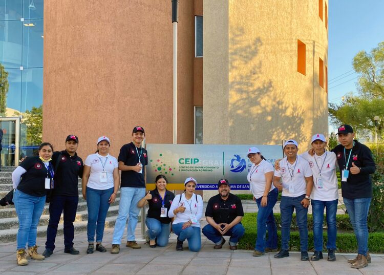 10 Destacan estudiantes de la UATx en expo nacional emprendedora