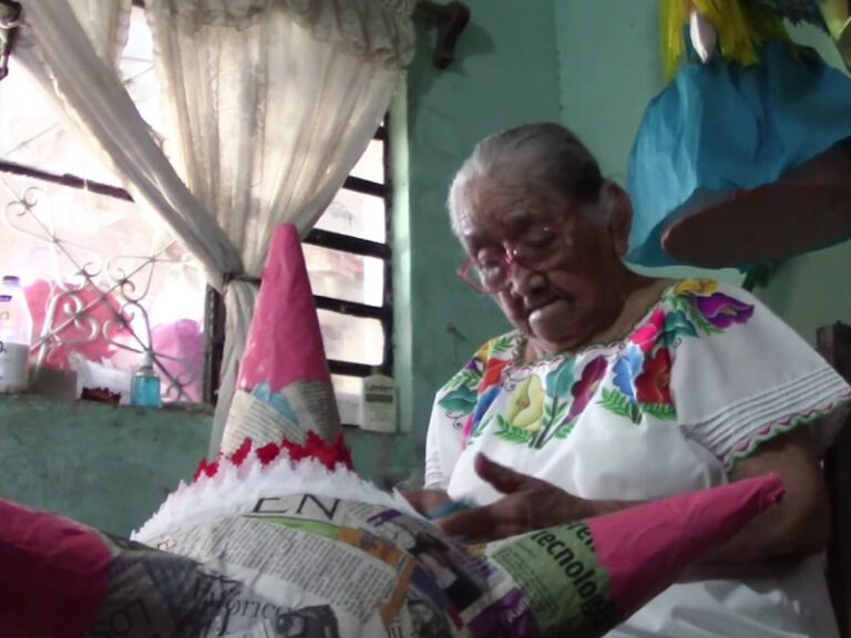 Doña Mechita tiene 93 años y hace piñatas para sostener a su familia