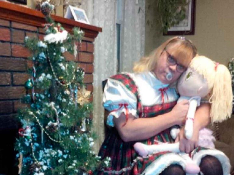 Hombre casado y con hijos lo deja todo para vivir como una niña de 6 de años