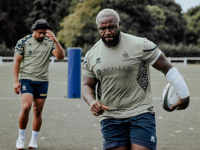 Regaló una banana a su compañero y lo suspenden por racista