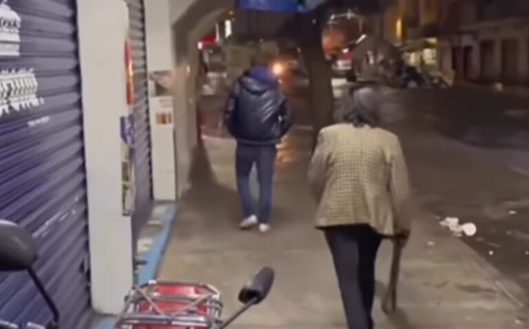 Mamá sacó a cinturonazos a su hijo de local de micheladas