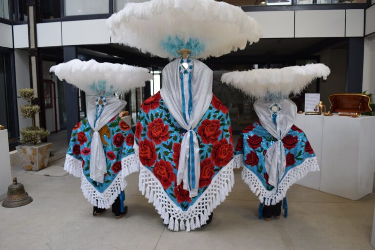 Elaborar vestimentas para el Carnaval, una bella tradición en Papalotla, Tlaxcala 