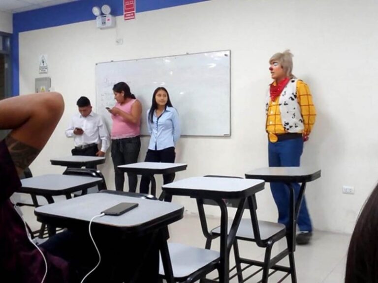 Payasito estudia derecho y así llegó a clases; no le dio tiempo de cambiarse