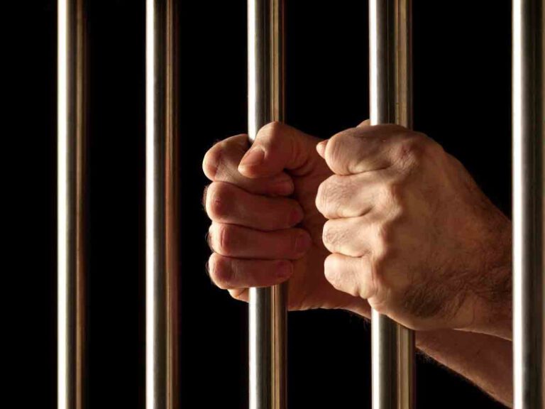 A proceso policía municipal por agredir a periodista en Puebla