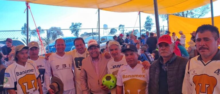 En domingo de fútbol, Vicente Morales convive con equipo «pumas» de San Simeón Xipetzinco