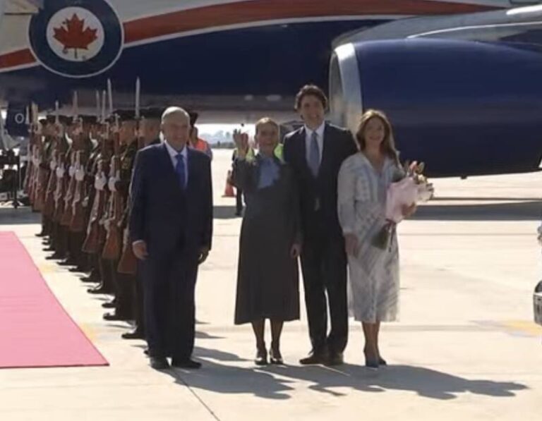 Justin Trudeau llega a México; López Obrador lo recibe en el AIFA
