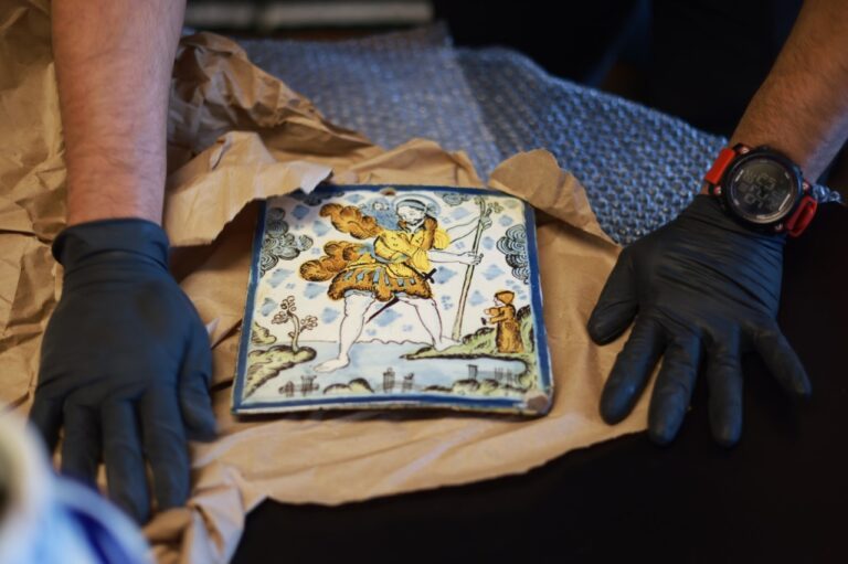 Regresan cuatro figurillas prehispánicas, seis piezas de talavera y un molar de mamut a México