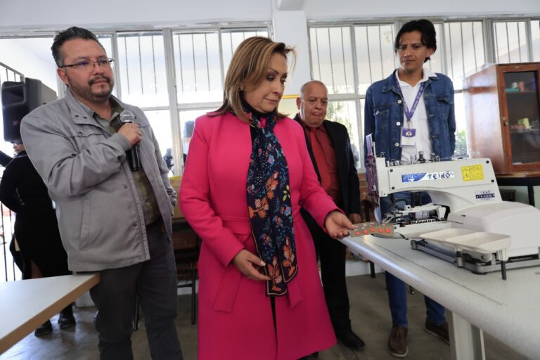 Gobernadora Entrega Mobiliario y Mejora de Infraestructura en Secundaria de Chiautempan