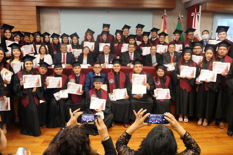 Egresan Profesionistas en Ciencias Políticas de la UATx