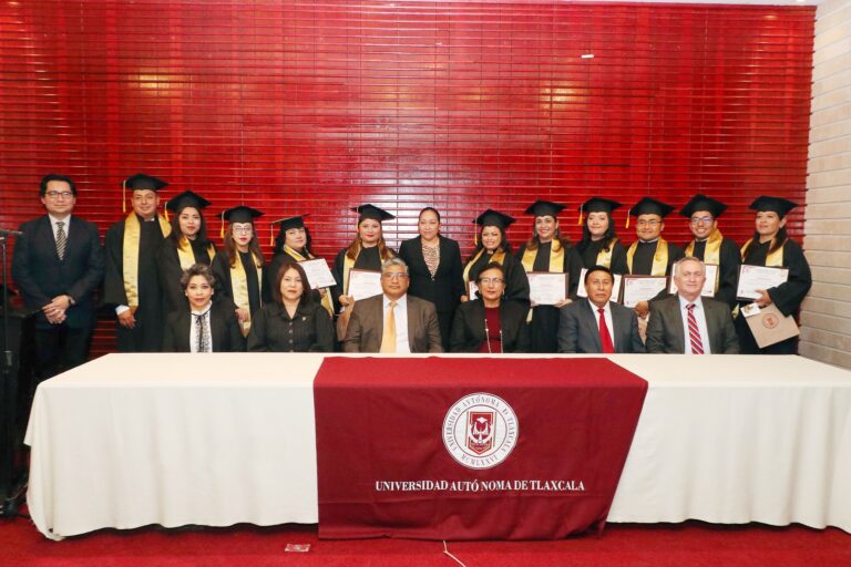 Entrega UATx primera generación de especialistas en enfermería perinatal