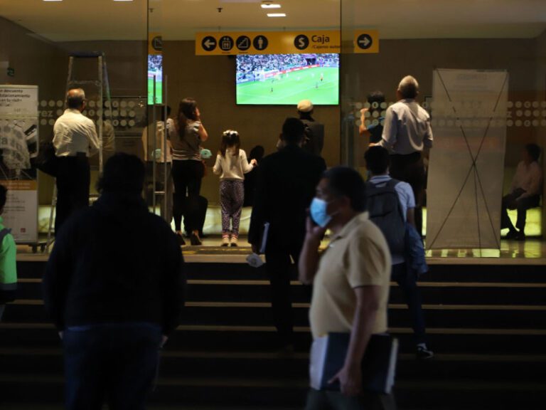 Detienen a hombre por intentar llevarse televisión de un hotel