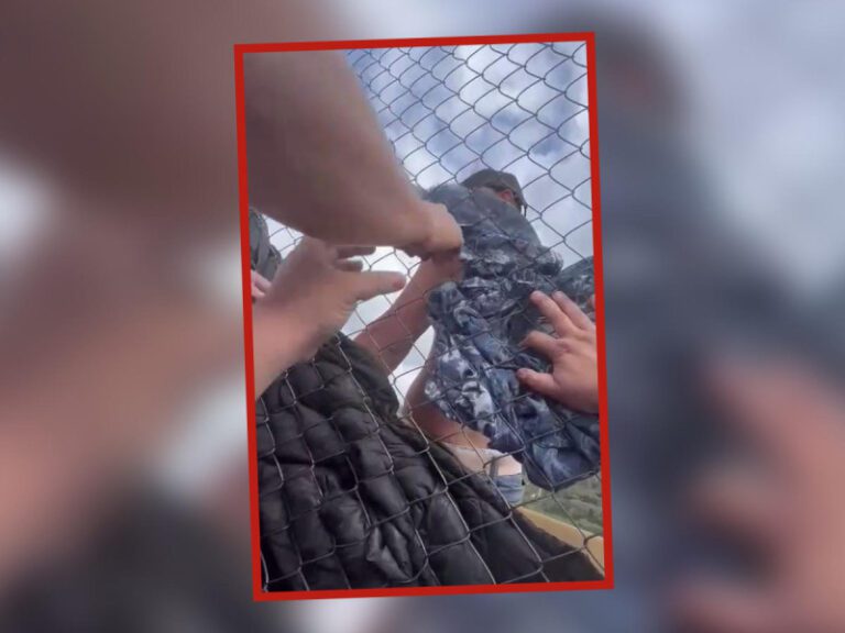 Transeúntes y bomberos rescatan a joven que iba a suicidarse desde un puente