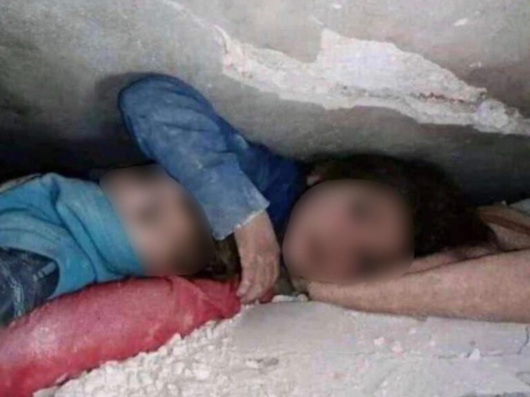 Niña protege la cabeza de su hermanito bajo los escombros durante 17 horas