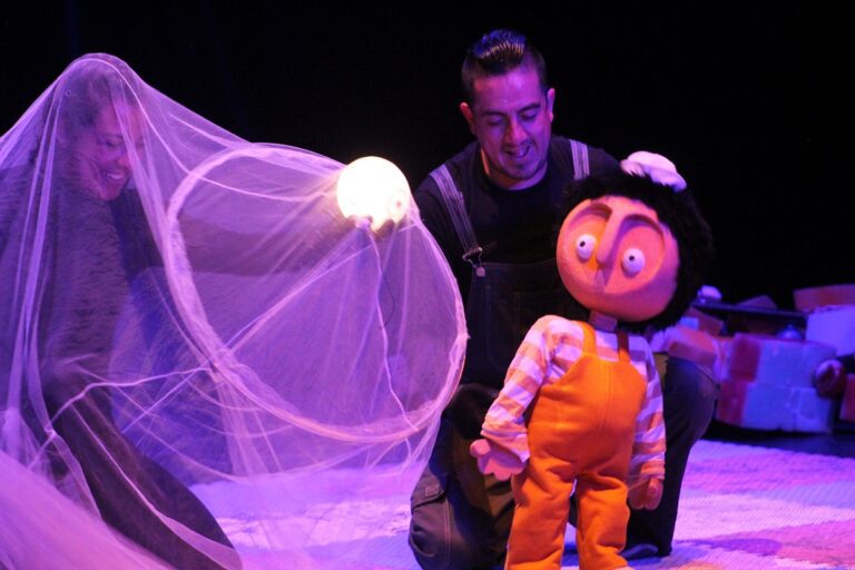 La compañía Teatro Lunar motivar la reflexión social a través del arte en calle