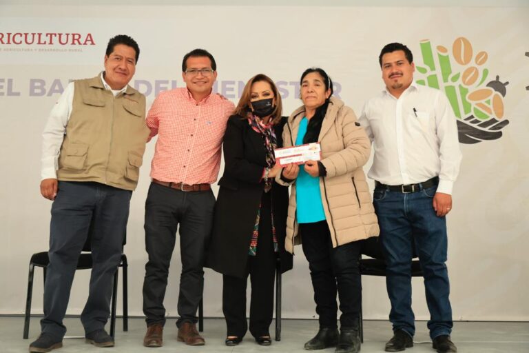 Encabezó Gobernadora Entrega de Tarjetas del Banco del Bienestar a Campesinos de Hueyotlipan