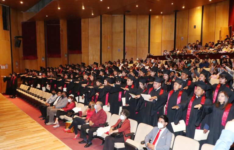 Egresaron químicos clínicos de la UATx