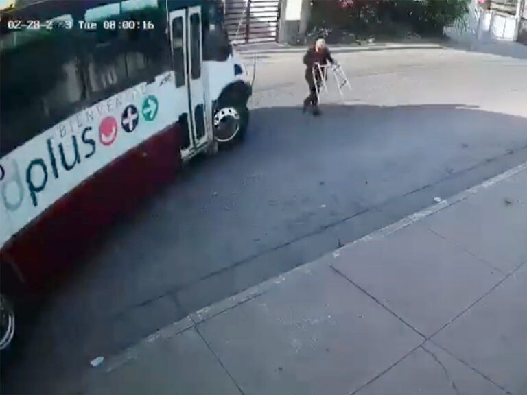 Camión atropella a viejito que usa andadera