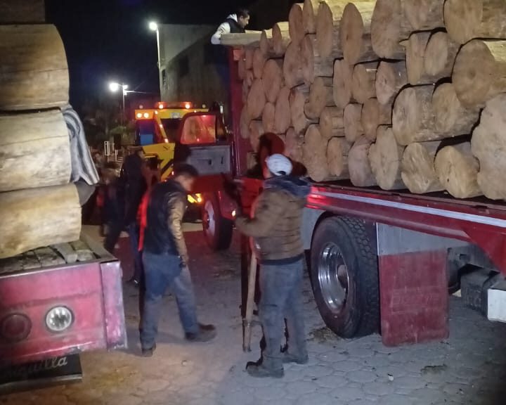 PGJE recupera en Mazatecochco dos camiones que transportaban madera