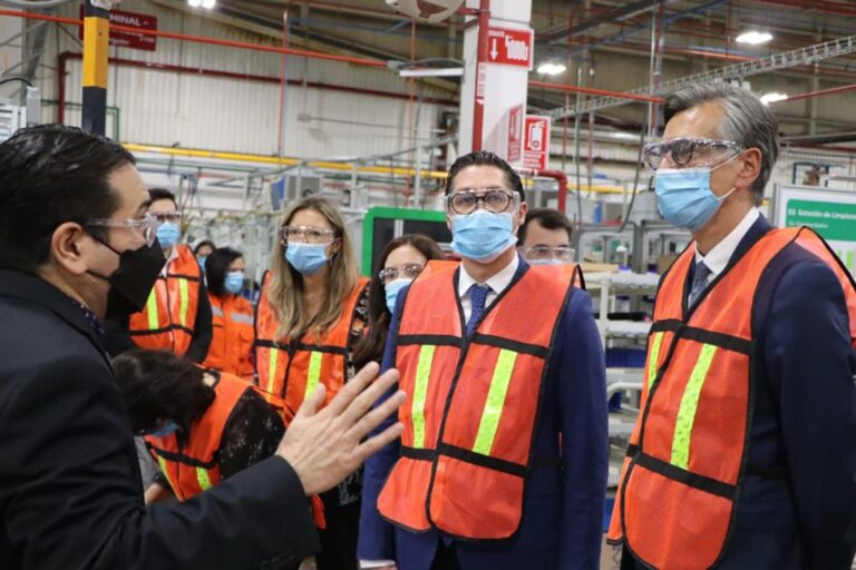 Visitó Embajador de Francia en México la Empresa Schneider México, Planta Tlaxcala