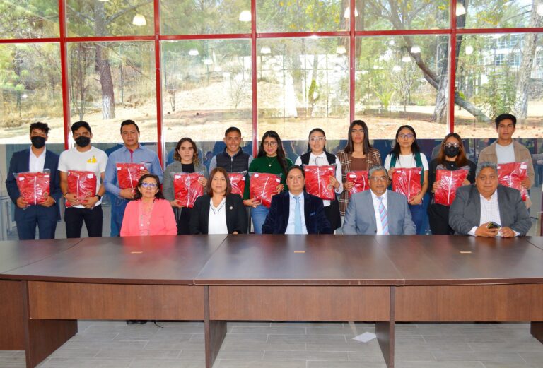 Uniforma UATx a delegación para Universiada Regional 2023