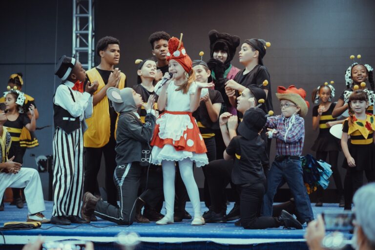 Se presenta en el Complejo Cultural Lo Pinos la compañía infantil de teatro La Colmenita de La Habana, Cuba