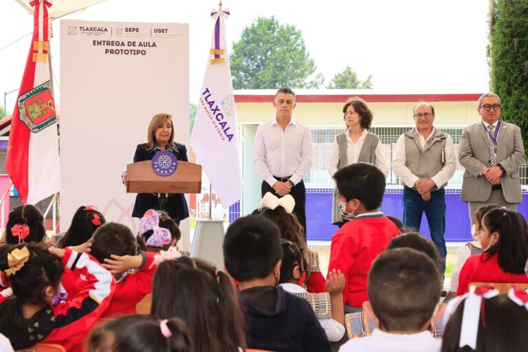 Inaugura Gobernadora aula para primer grado de preescolar en Tizatlán
