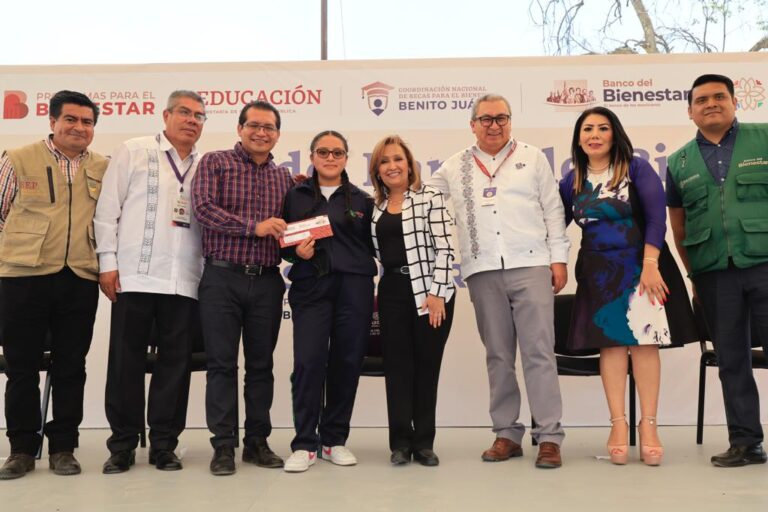 Encabezó Gobernadora Entrega de Tarjetas Becas «Benito Juárez» en Chiautempan