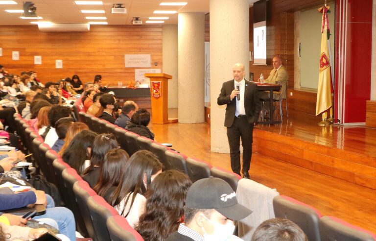 Disertan en la UATx sobre constructivismo y epistemología jurídica