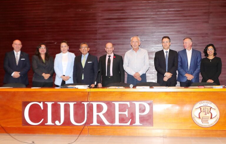 Presentaron libros de ciencia jurídica en la UATx