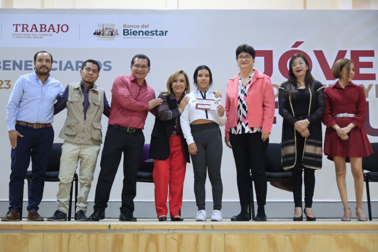 Encabezó Gobernadora Entrega de Tarjetas a Becarios “Jóvenes Construyendo el Futuro”