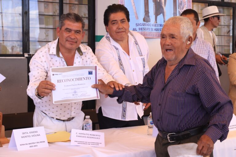 Clausuran Autoridades Curso Sobre Técnicas de Madera Tallada