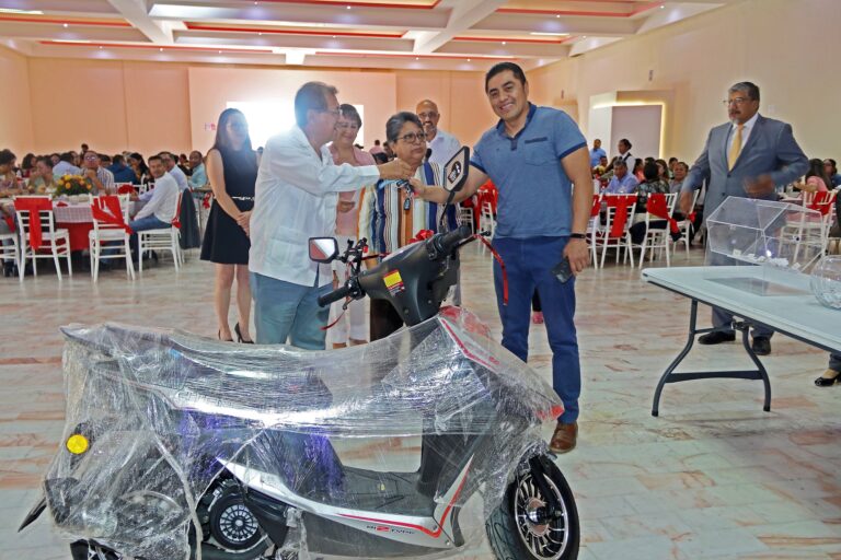 Celebra UATx a agremiados del STEIESET