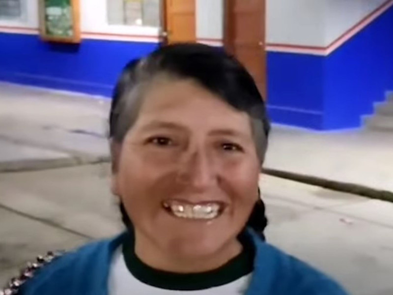 Mujer logra graduarse de primaria a sus 46 años; así festeja