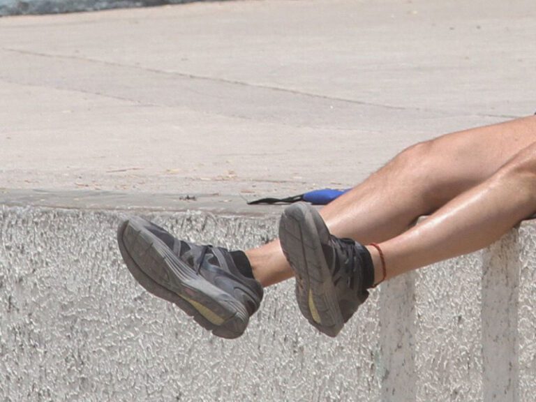 Señor se desploma por golpe de calor y muere por el impacto con el concreto