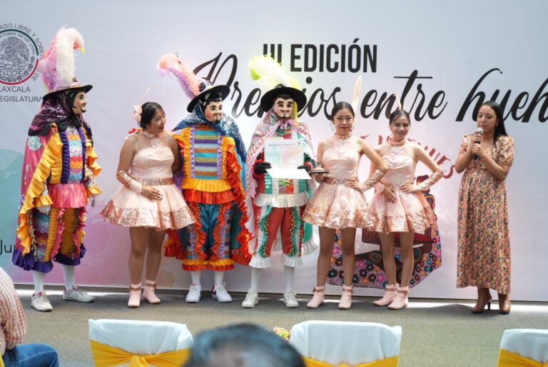 Entregan «Premios entre huehues» en el Congreso del Estado