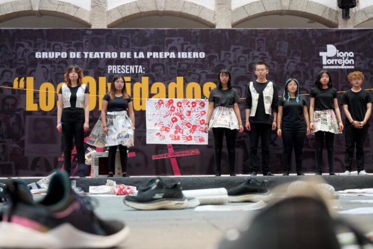 Presentan en el Congreso, estudiantes de preparatoria obra de teatro “Los olvidados”