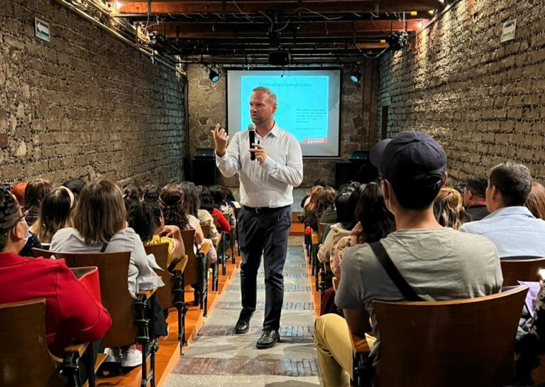 Realiza SEPE-USET Conferencia “Global Citizenship” Para 100 Maestros de Inglés