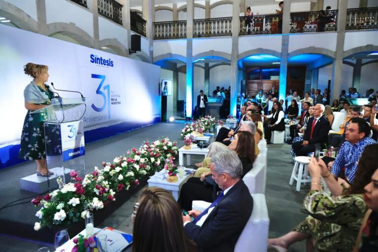 Asiste Gobernadora Lorena Cuéllar a Celebración por 31 Aniversario de Síntesis Tlaxcala