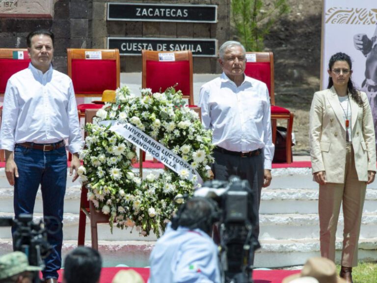 López Obrador entrega revólver de Pancho Villa en centenario luctuoso