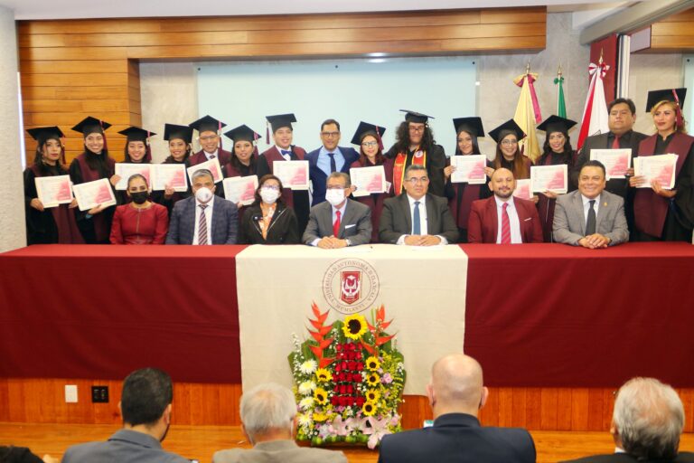 Gradúa UATx a estudiantes de Ciencias Políticas y Administración Pública