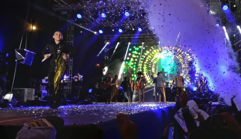 Edwin Luna y la Trakalosa de Monterrey Hicieron Vibrar el Teatro del Pueblo