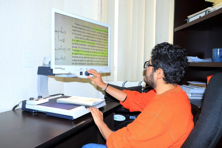 Apoya UATx a estudiantes con debilidad visual aguda